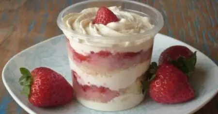 Receita de Bolo no Pote de Morango