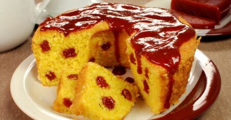 Bolo de Fubá com Goiabada