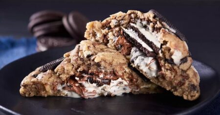 Cookie Recheado de Chocolate Branco com Oreo: Receita Irresistível Passo a Passo