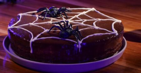 Bolo Mousse de Teia: a receita perfeita para brilhar no Halloween