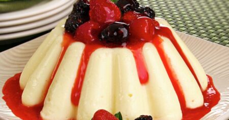 Pudim de Chocolate Branco com Frutas Vermelhas: Receita Completa e Sofisticada
