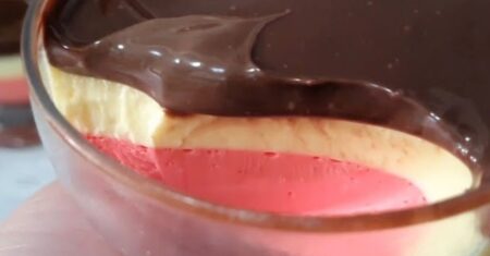 Receita de Mousse Napolitano: sobremesa cremosa com três sabores irresistíveis