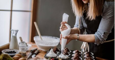 Confeitaria em Casa: Guia Completo para Criar, Vender e Lucrar com Delícias