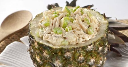 Salada Tropical no Abacaxi: Receita Completa e Saborosa