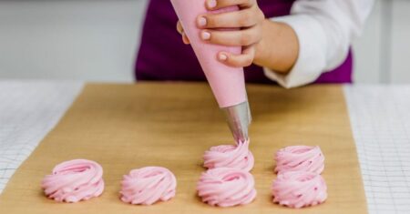 Como começar com o pé direito na confeitaria sem romantizar a cozinha