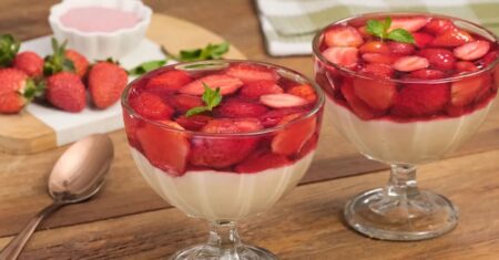 Receita de Gelatina ao Creme com Morangos: Um Clássico Refrescante