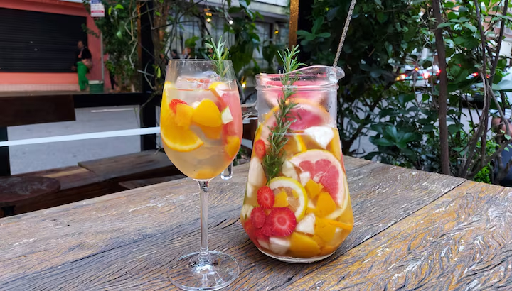 3 Drinks que Salvam Qualquer Bloco de Carnaval Quando o Calor Aperta