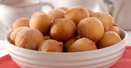 Bolinho de chuva sem leite e sem ovo: a massa que funciona de verdade
