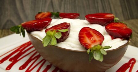 Ovo de Páscoa de Morango com Chantilly: A Receita que Vai Fazer Todo Mundo Pedir o Seu Contato