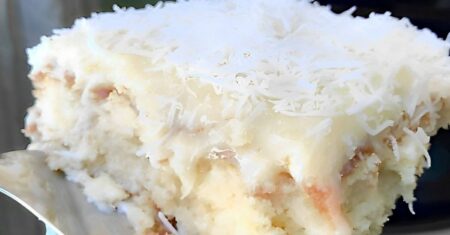 Receita de Bolo de Coco Gelado: o segredo está na calda quente em massa fria