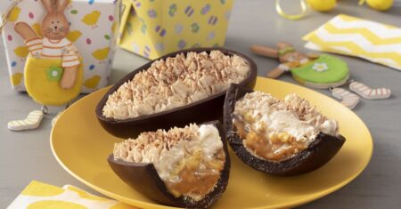 Receita de Ovo de Banoffee: banana, doce de leite e chantilly dentro de uma casca de chocolate