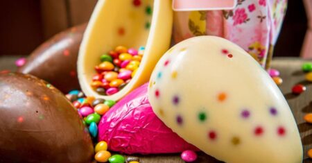 Receita de Ovo de Páscoa Gourmet com Confeitos: Como Fazer em Casa com Acabamento de Confeitaria