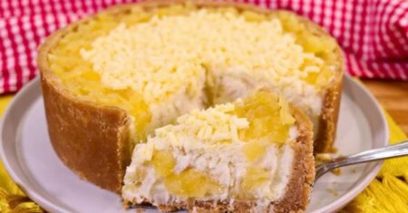 Receita de Torta de Abacaxi: a sobremesa que some antes do almoço terminar