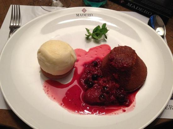 Petit Gateau com Calda de Vinho