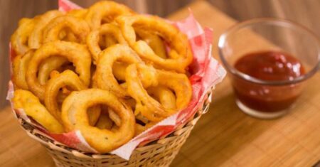 Anéis de Cebola à Milanesa: o segredo para ficarem crocantes de verdade (sem encharcar)