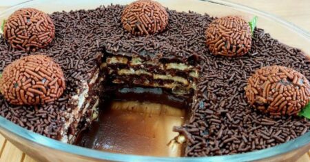 Pavê de Brigadeiro com Biscoito Amanteigado: a receita que some da travessa antes de chegar à mesa