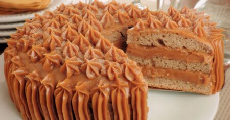 Receita de Bolo de Churros: massa fofinha, recheio de doce de leite e aquela casquinha de canela que muda tudo