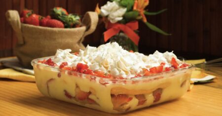 Receita de Torta Pavê de Morango — a versão que não fica aguada e não desmorona na hora de servir