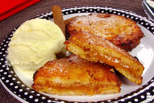 Rabanada de Brioche com Sorvete e Mel de Laranja