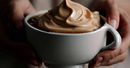 3 Cafés Cremosos para Esquentar as Manhãs Mais Frias do Ano