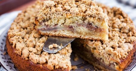Receita de Cuca de Banana com Farofa Crocante