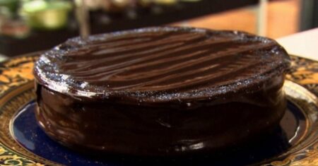 Bolo de Chocolate com Ganache Quente: a Receita que Nunca Falha