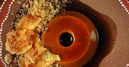 Pudim de Leite Condensado com Calda de Rapadura: a receita que troca o açúcar queimado pelo sabor de engenho