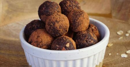 Trufas de aveia e chocolate: a receita de 6 ingredientes que some do prato em cinco minutos