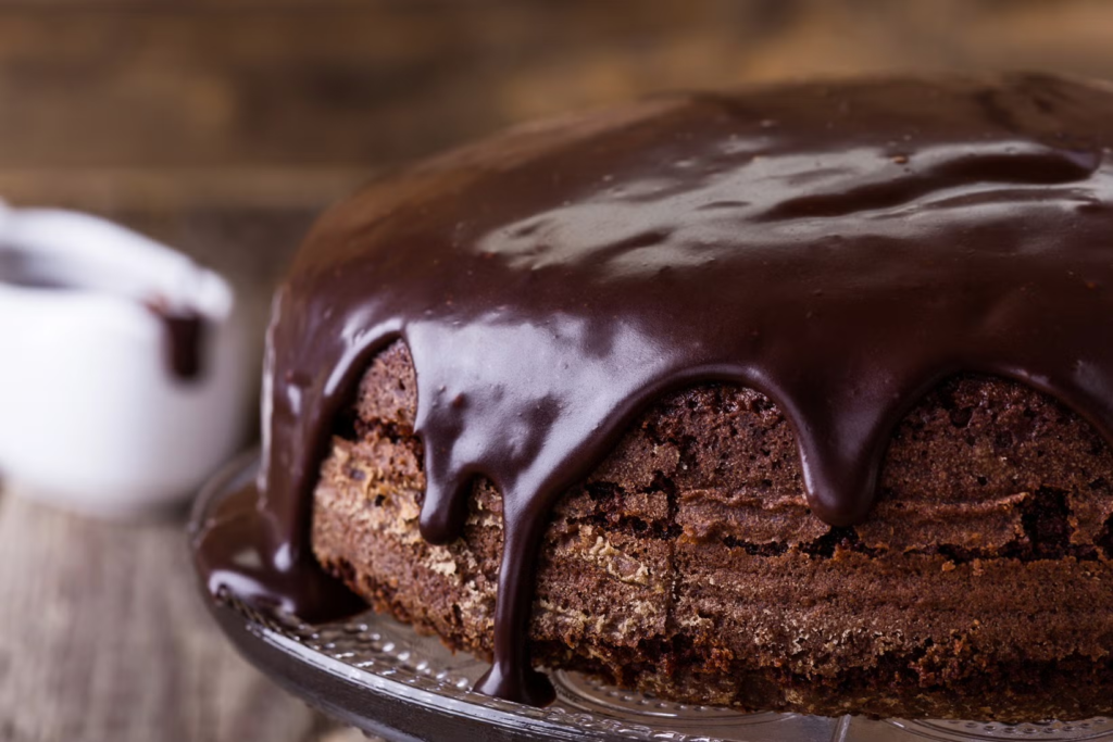 Bolo de Chocolate com Ganache Quente