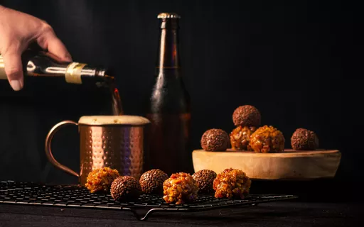 Brigadeiro de Cerveja Stout com Casquinha de Chocolate Amargo