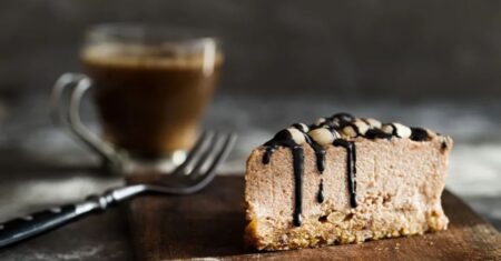 Cheesecake de doce de leite com calda de café: a sobremesa que resolve qualquer visita de última hora