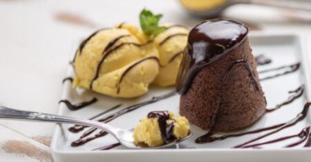 Petit Gateau com Sorvete de Creme: a receita que nunca falha (e o segredo está no tempo de forno)